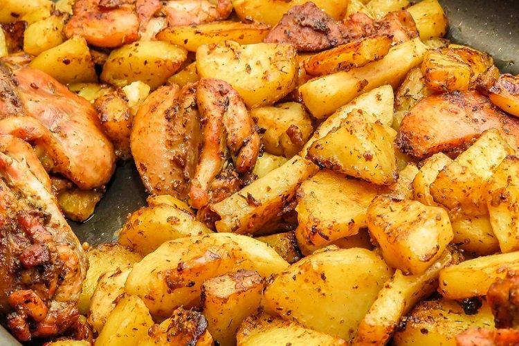 жареная картошка с куриным филе