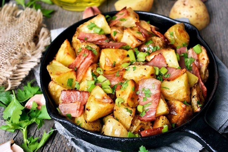 Картошка, жаренная с беконом и зеленью