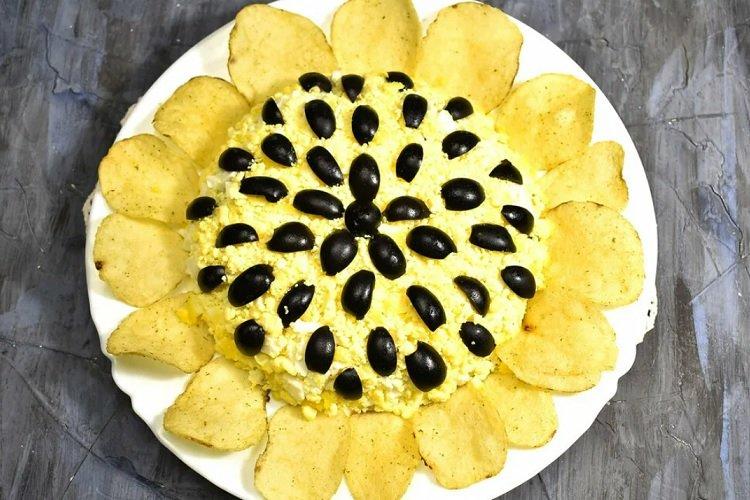 Сырный салат с оливками и чипсами