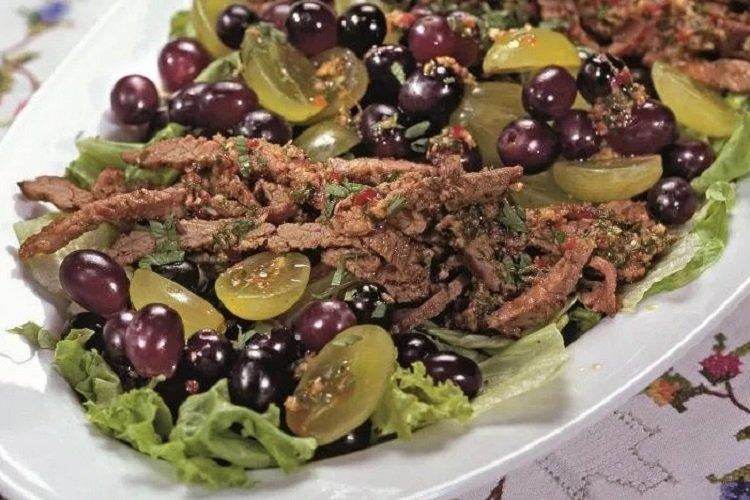 Салат из говядины и винограда