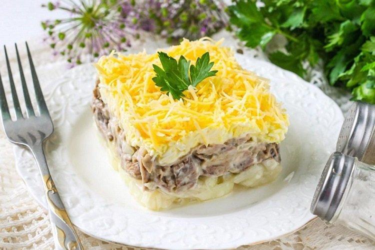 Слоеный салат из говядины и сыра