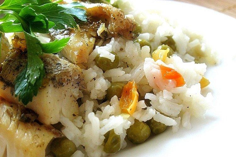 Филе минтая с овощами и рисом