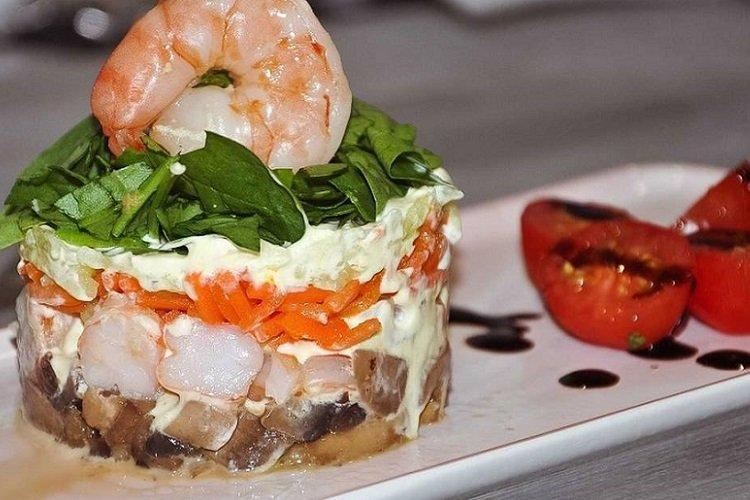 Слоеный салат с креветками, рукколой и грибами