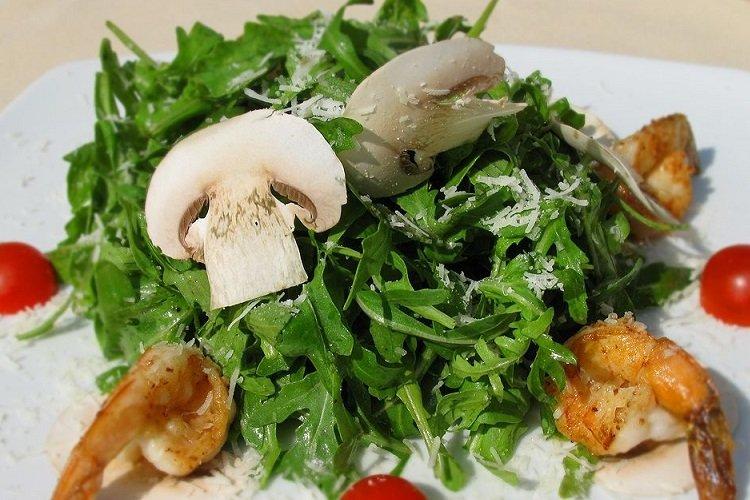 Салат с креветками, рукколой и свежими шампиньонами