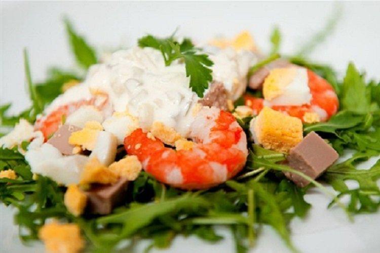 Салат с креветками, рукколой и печенью трески