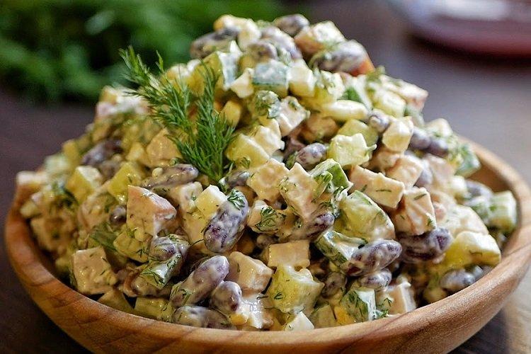 Салат с фасолью, курицей и грибами