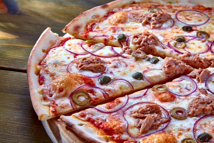 Начинка для пиццы с тунцом, помидорами и моцареллой