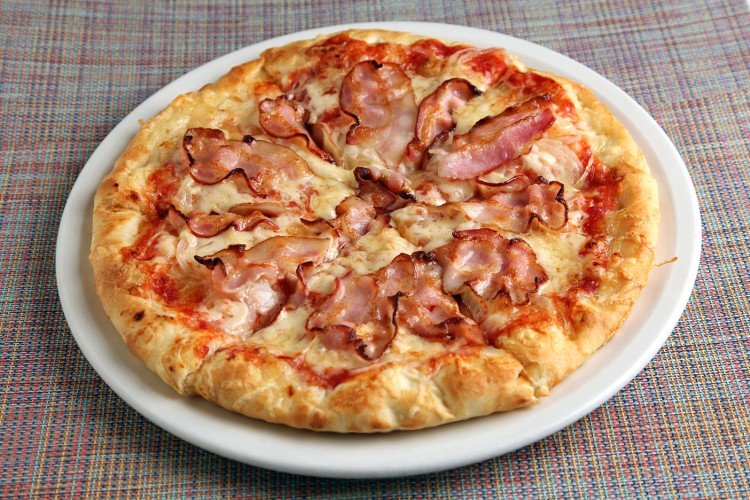 Начинка для пиццы с беконом, сыром и помидорами