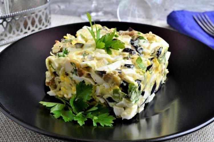 Салат с баклажанами и яйцами