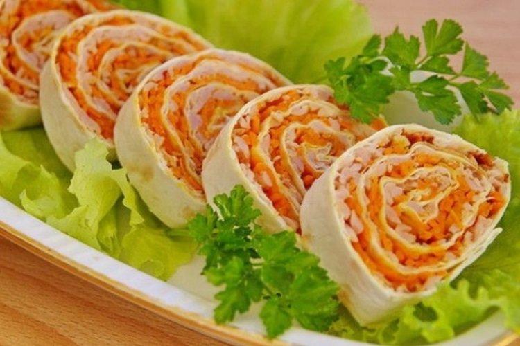 Лаваш с колбасой и морковью по-корейски