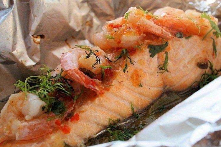 Красная рыба с креветками в духовке