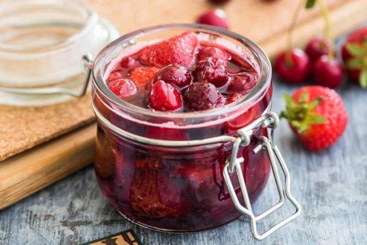 Варенье из клубники и вишни с целыми ягодами