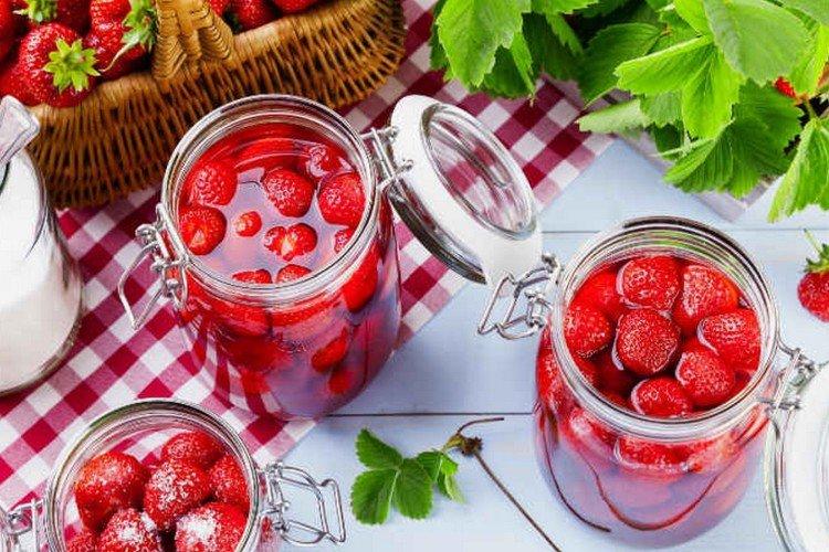 Варенье из клубники со свежими ягодами