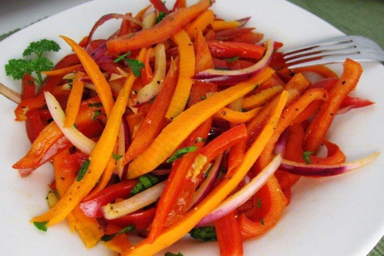 Зимний салат из сладкого перца с морковью