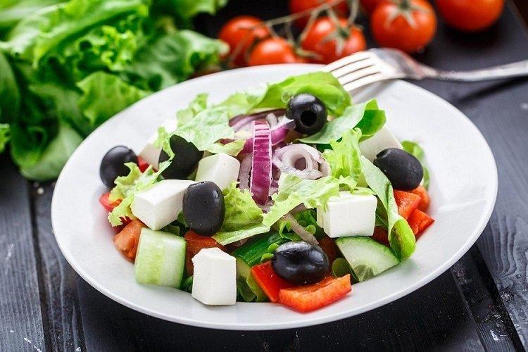 20 рецептов греческого салата, которые придутся по вкусу каждому