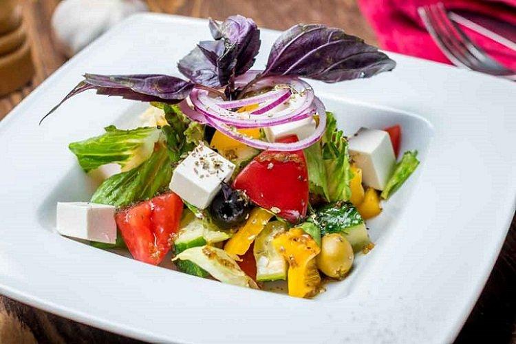 Греческий салат с базиликом и медовым соусом