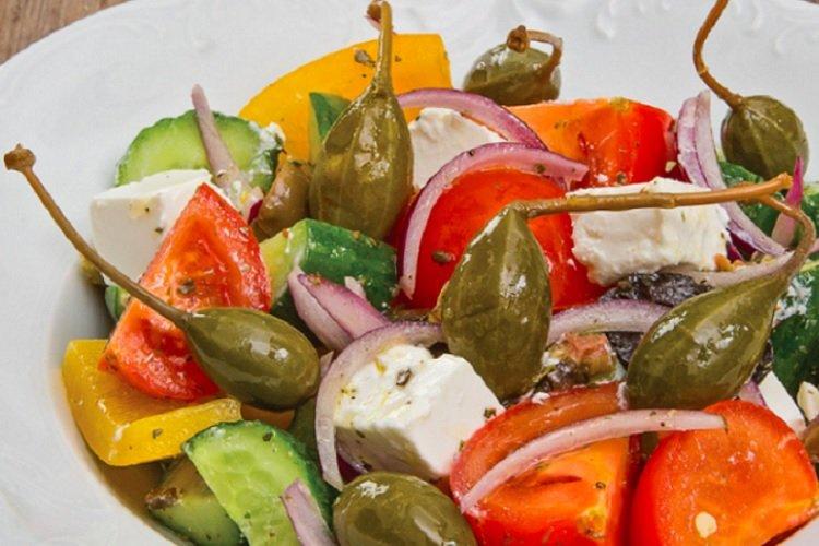 Греческий салат с каперсами