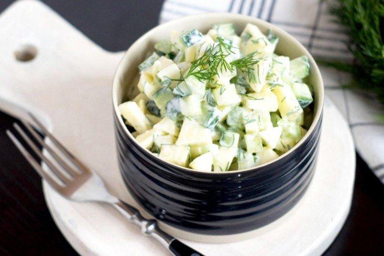Салат с маринованными огурцами, горохом и луком и 20 простых салатов с зеленым горошком, от которых у вас потекут слюнки
