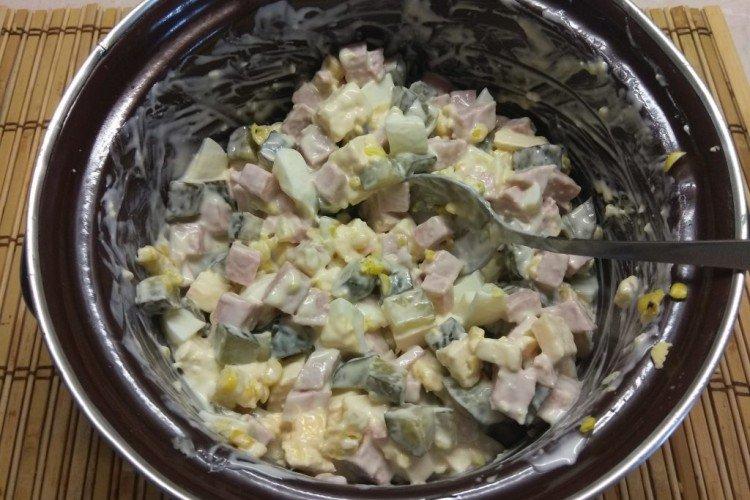 Салат из яиц, соленых огурцов, колбасы и горошка