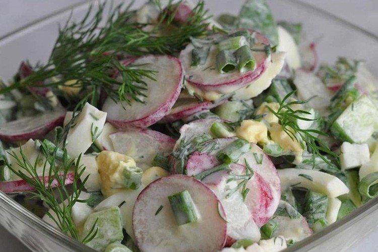 Салат из яиц, огурцов и редиски