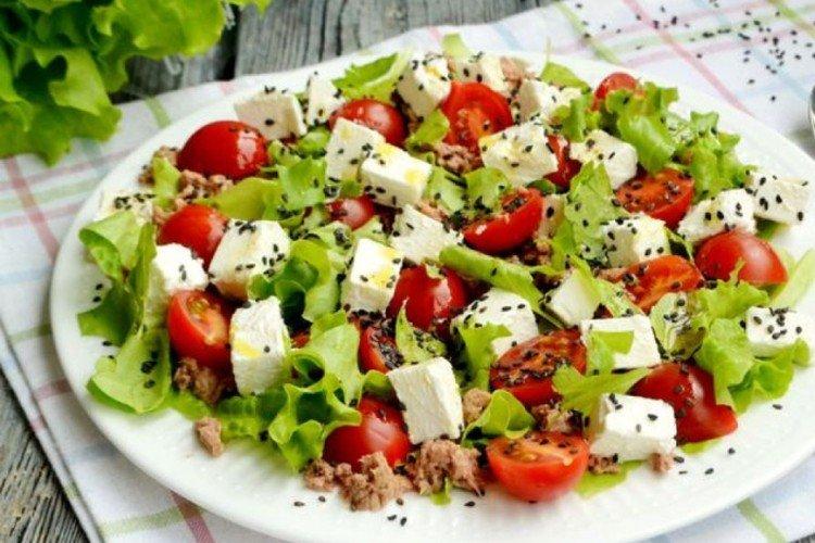 Салат с тунцом, помидорами и фетаксой