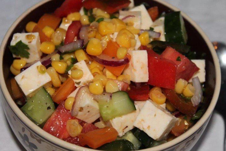 Салат с фетаксой и кукурузой