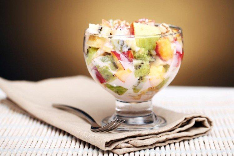 Салат с фетаксой и фруктами