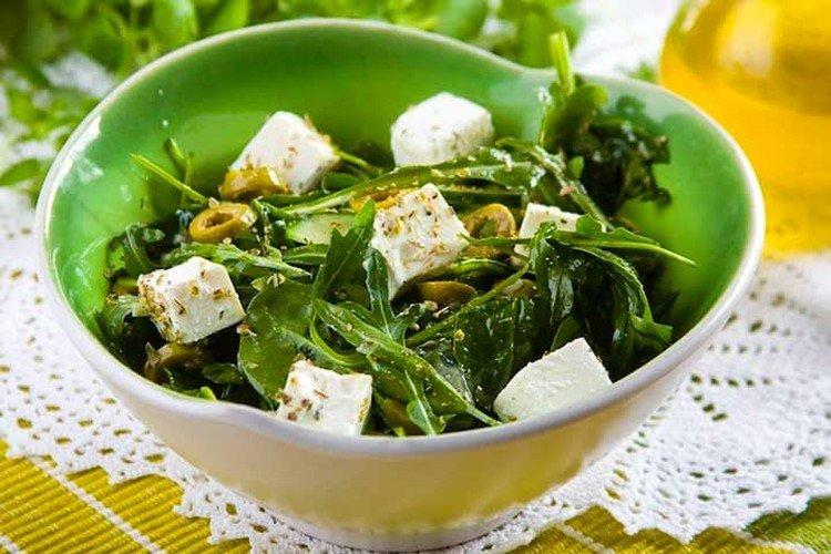 Салат со шпинатом, оливками и фетаксой