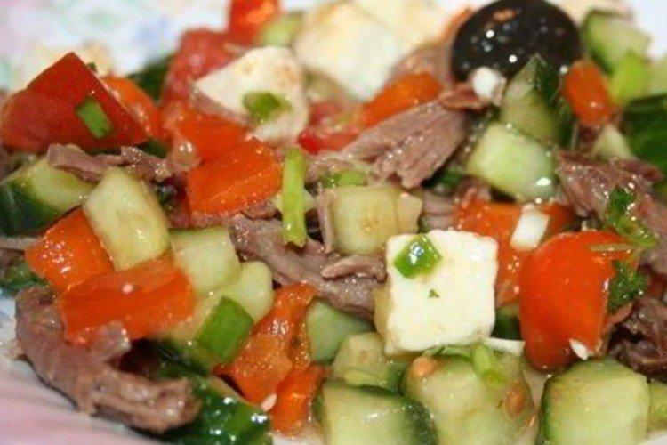 Салат с фетаксой и мясом