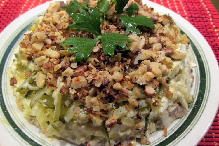 Салат со свининой и грецкими орехами