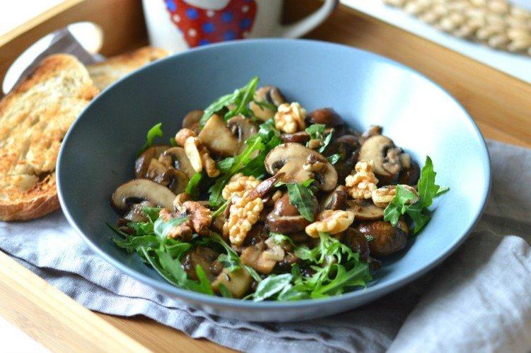 Салат с грецкими орехами и грибами