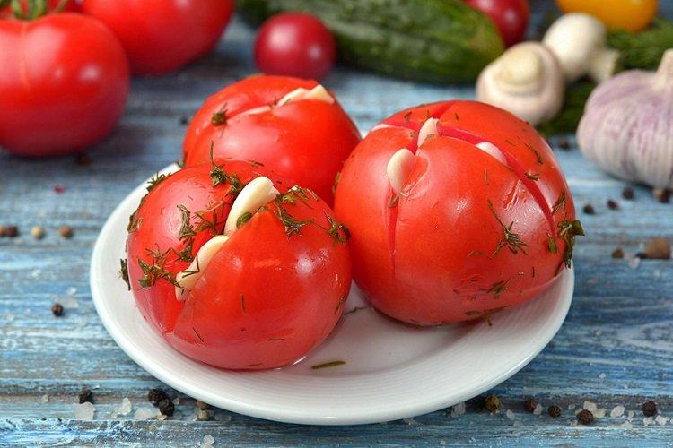 Маринованные помидоры с сюрпризом
