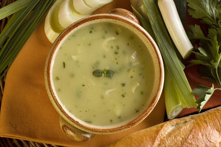 Кабачковый суп-пюре с картофелем и луком-пореем