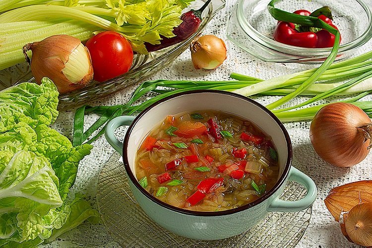 Луковый суп с овощами и копченостями