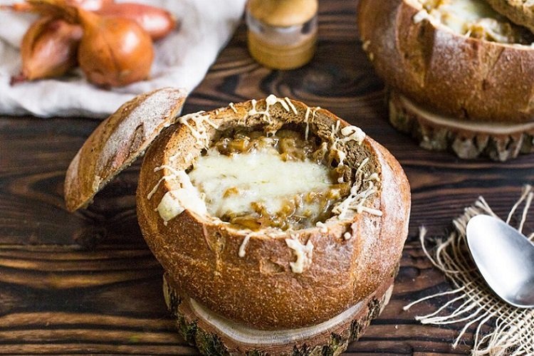 Чешский луковый суп в хлебе