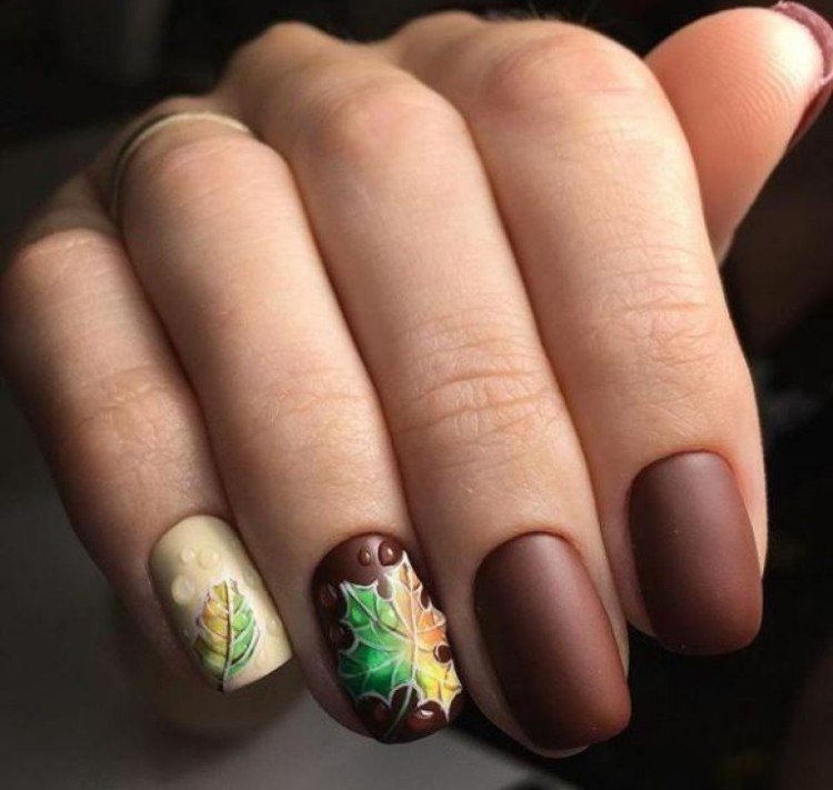 Рисунки листьев на ногтях