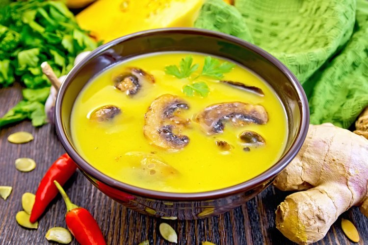 Крем-суп из шампиньонов, имбиря и кари