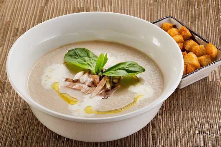 Крем-суп из шампиньонов с пармезаном