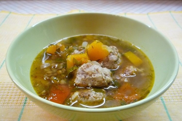Гречневый суп с тыквой и фрикадельками