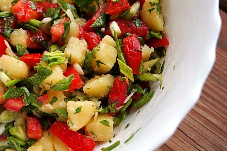 Салат из вареного картофеля и свежих овощей