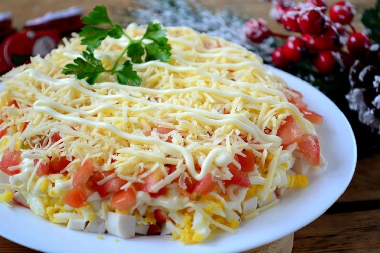 Слоеный салат из крабовых палочек, помидоров и сыра
