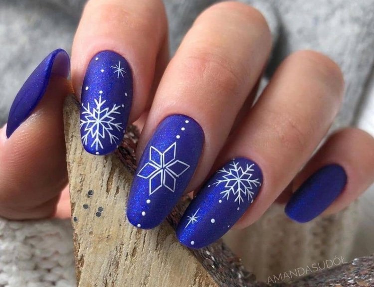 Снежинки и снеговики на ногтях