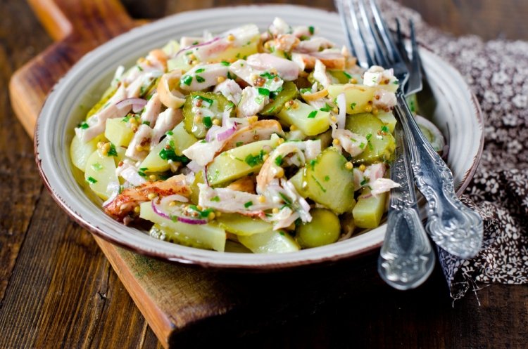 Салат с маринованными огурцами, горохом и луком и 20 простых салатов с зеленым горошком, от которых у вас потекут слюнки