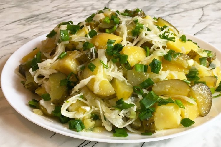 салат из квашеной капусты, картофеля и соленых огурцов