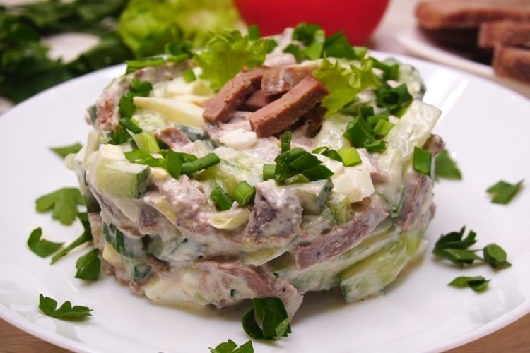 Салат из консервированного горошка и маринованных огурцов и 20 простых салатов с горохом, от которых потекут слюнки