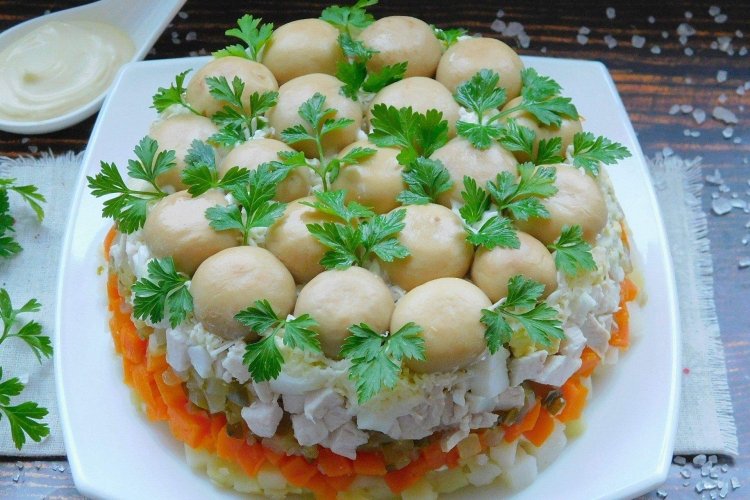 Грибной слоеный салат