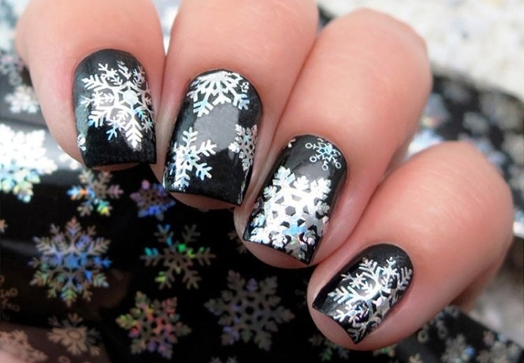 Снежинки на коротких ногтях