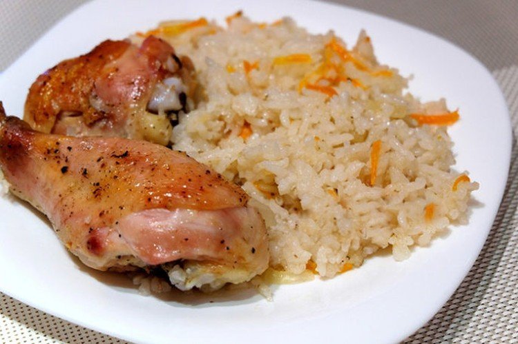 Куриные ножки с рисом на сковороде