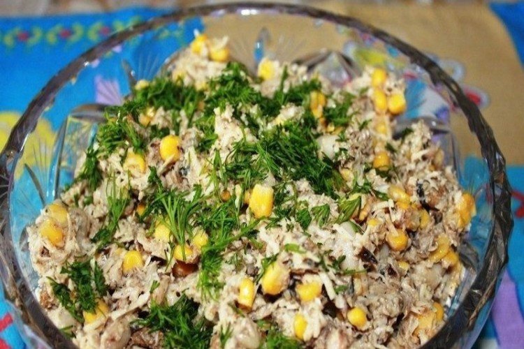 Салат со шпротами, кукурузой и яйцами