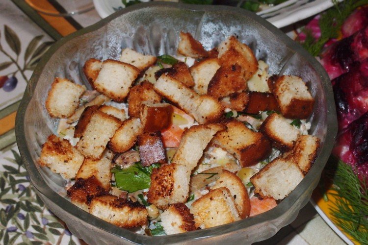 Салат с картошкой, шпротами и чесночными сухариками